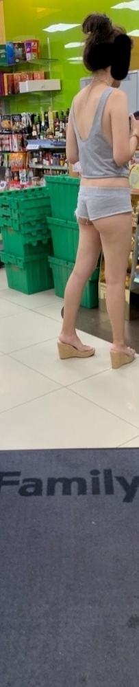 便利店結帳...驚遇露出妹！騷妹沒穿內衣褲「胖次+水滴奶...