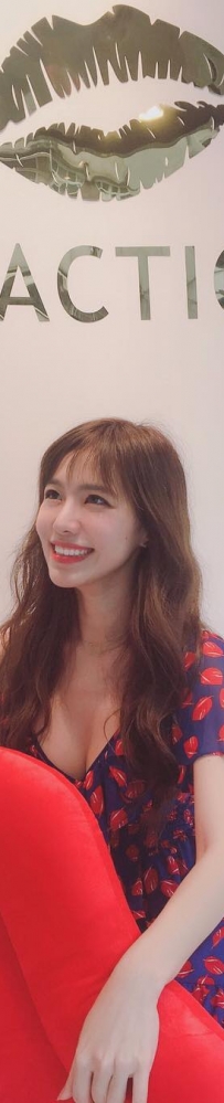 正妹BONNIE_HUANG東區做美白牙齒_小碎花洋裝小露性感事業線...