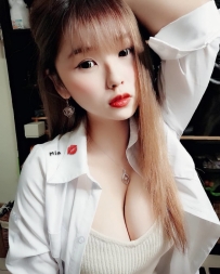 巨奶妹乳量不科學！胸前「巨大奶球狂擠」毛衣底下藏小...